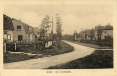 14438 Gezicht in de Van Lenneplaan met bebouwing te Soest.